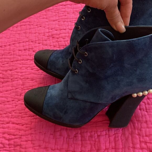 Chanel suede gros-grain pearl lace up booties, 38,5( 8) - Picture 10 of 14